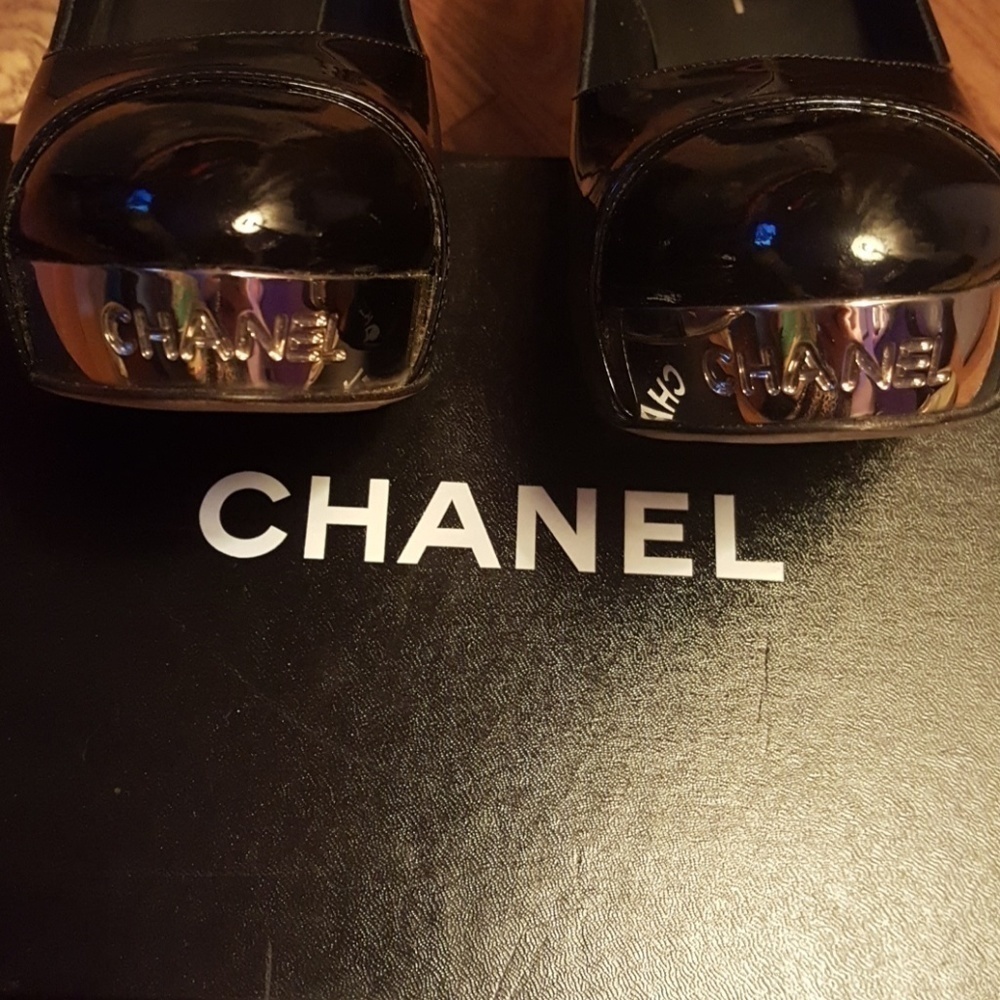 CHANEL black paten leather pumps - Picture 4 of 10